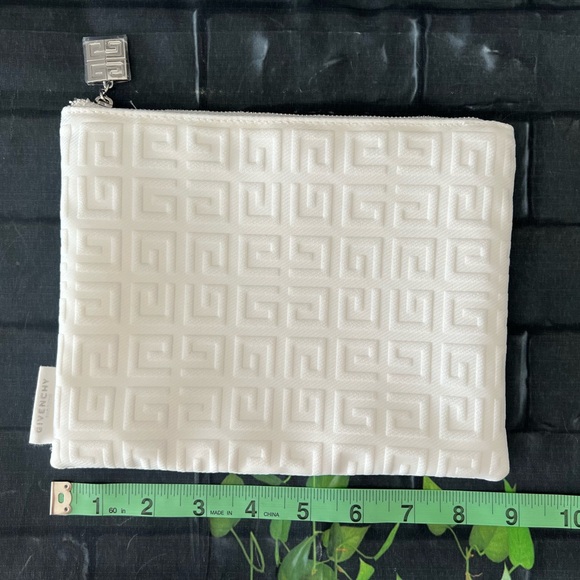 New Givenchy Parfums White Cosmetics Bag - Picture 3 of 5